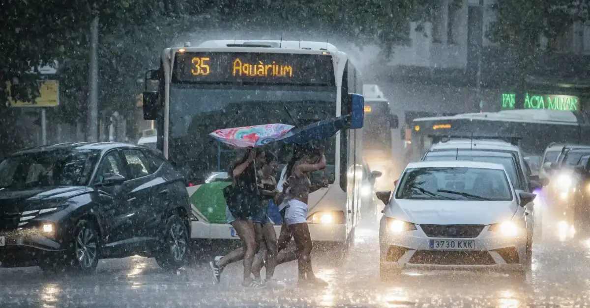 A night of torrential rain in parts of Mallorca; one person dies in floods in Catalonia