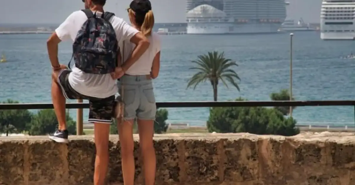 The changing face of Mallorca cruise industry: The rise of mega-yachts versus mass tourism The changing face of Mallorca cruise industry: The rise of mega-yachts versus mass tourism