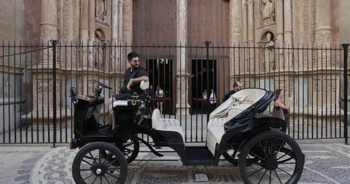 Palma’s horse-drawn carriage drivers unveil electric carriage model planned for 2027 launch