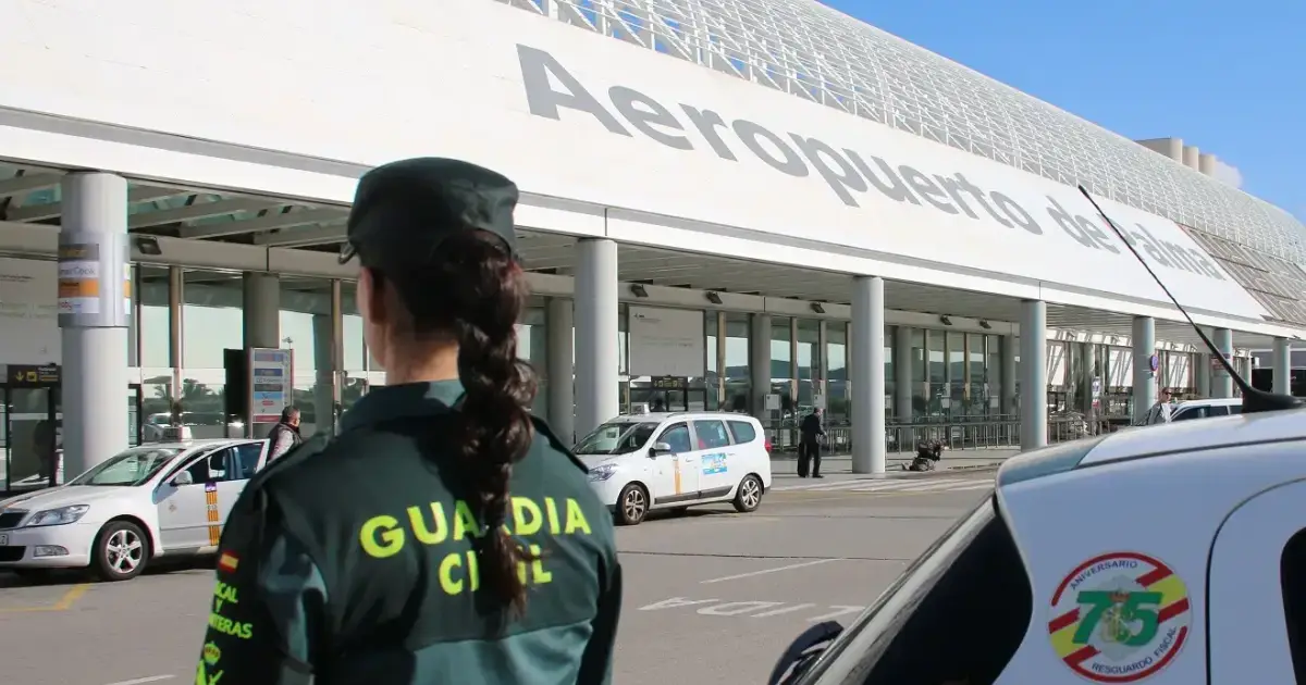 Man arrested at Palma Airport after being caught forcing open tourist’s suitcase
